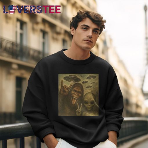 Bigfoot Rock Selfie with Aliens Funny Shirt