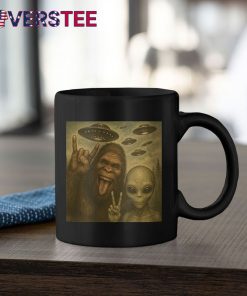 Bigfoot Rock Selfie with Aliens Funny Shirt