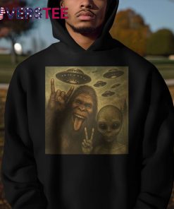 Bigfoot Rock Selfie with Aliens Funny Shirt