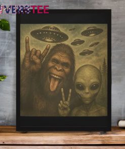 Bigfoot Rock Selfie with Aliens Funny Shirt